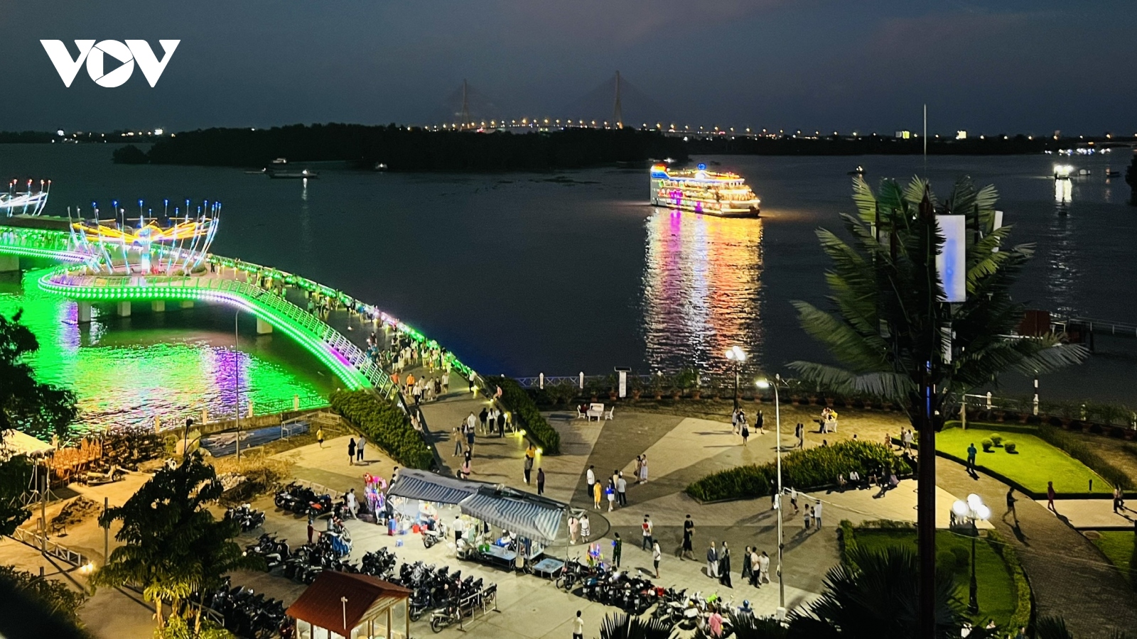 Du khách hào hứng với nhiều hoạt động vui chơi mới lạ tại Cần Thơ