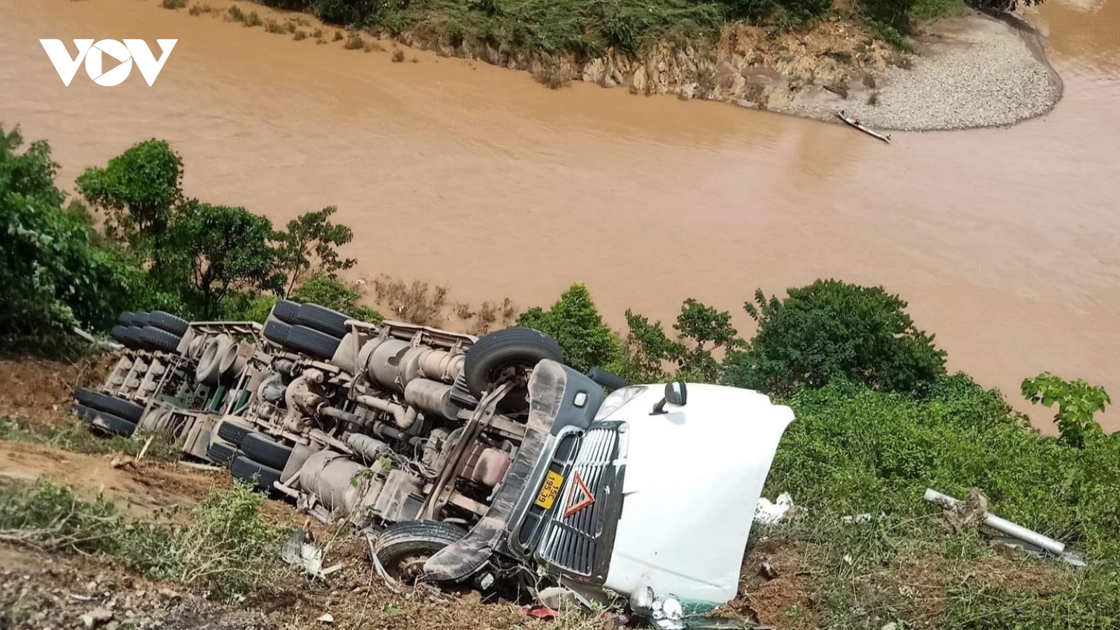 Xe container gặp tai nạn, lao xuống vực sâu tại Quảng Bình