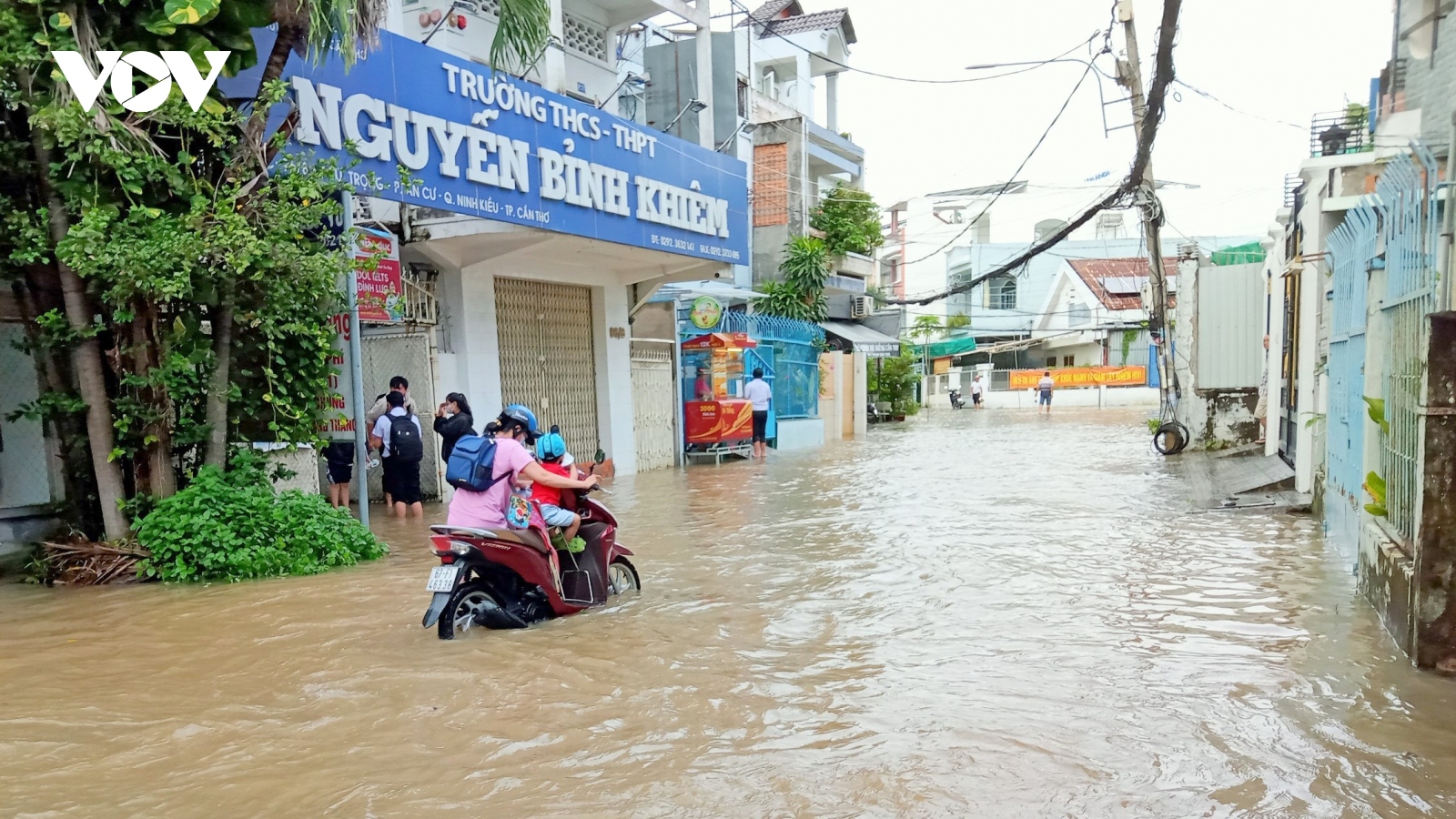 Triều cường vượt báo động 3, nội đô Cần Thơ ngập sâu