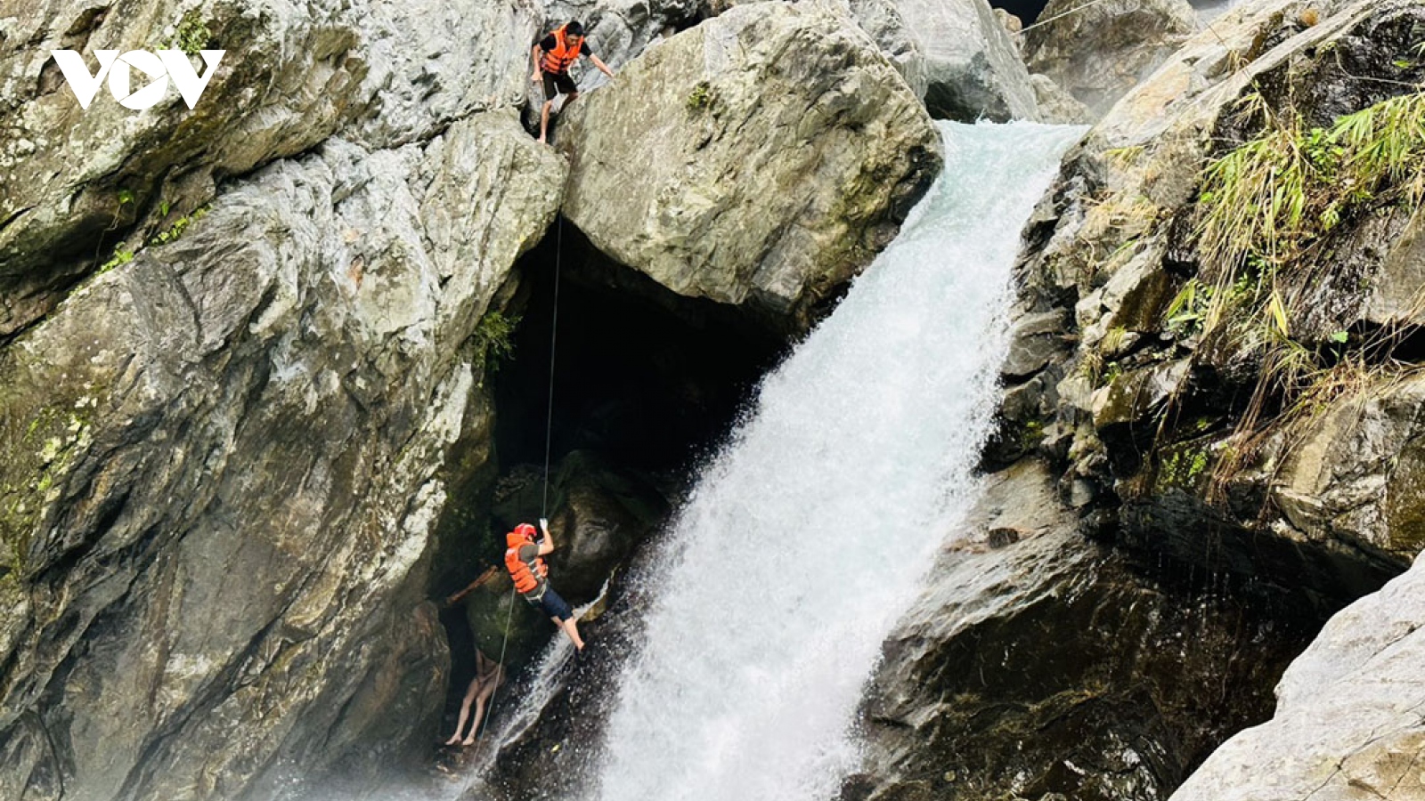 Cứu hộ du khách nước ngoài bị mắc kẹt ở thác nước hiểm trở