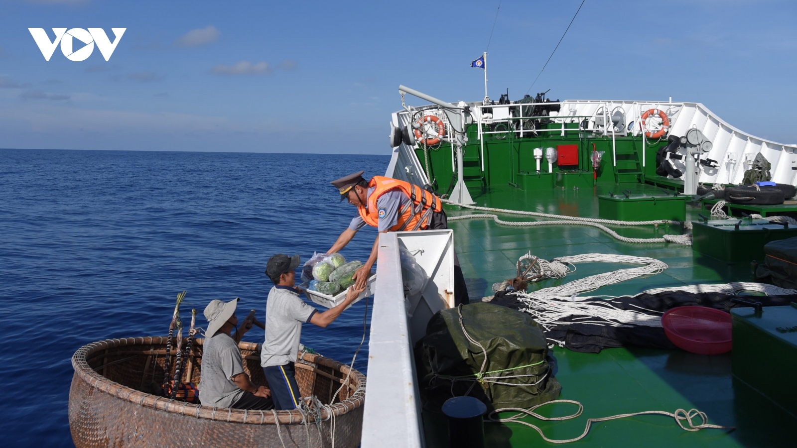 Kiểm ngư hỗ trợ ngư dân vươn khơi, bám biển