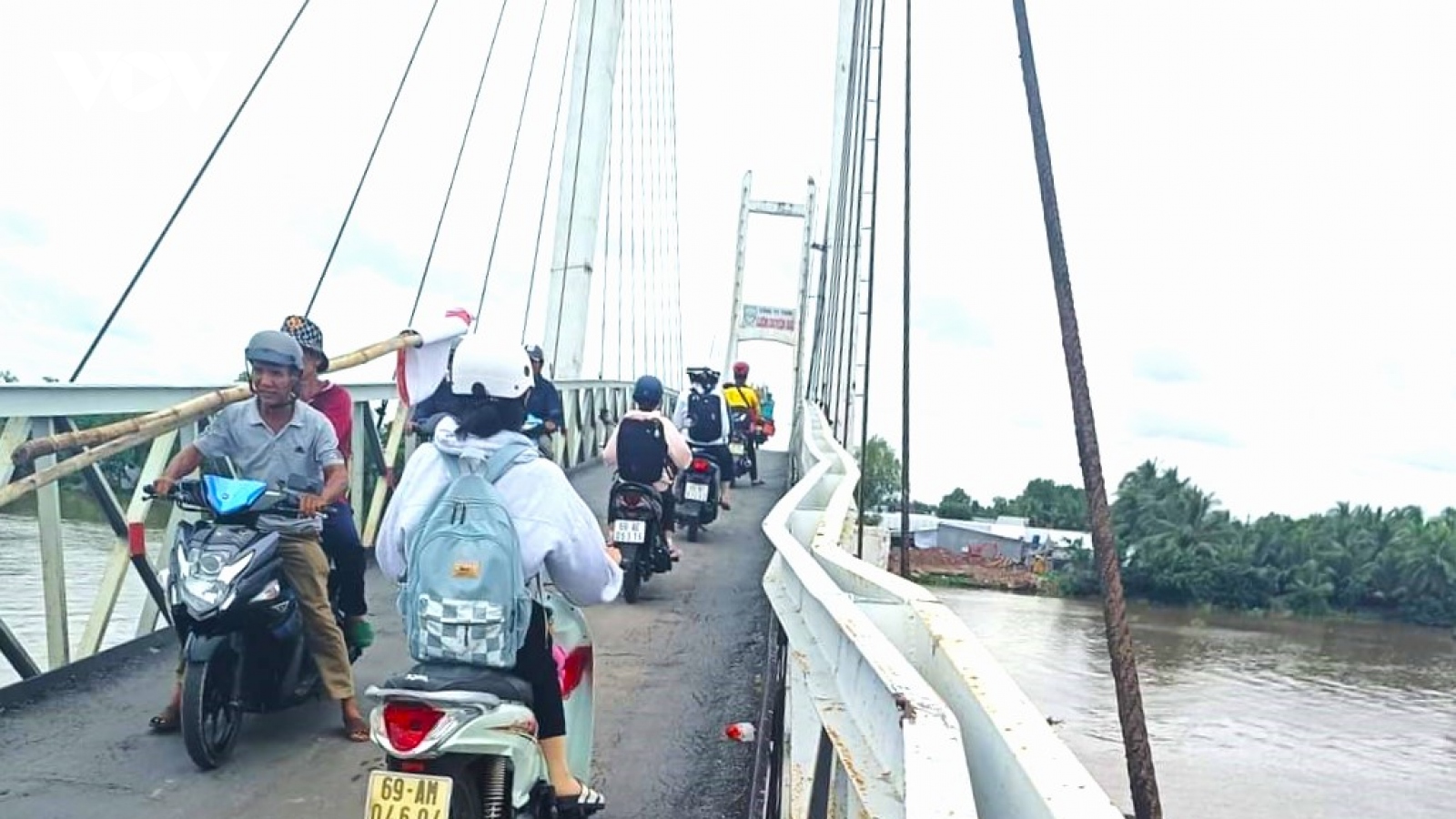 Tạm ngừng cho ô tô qua cầu treo 3,5 tấn bị xe 30 tấn làm biến dạng