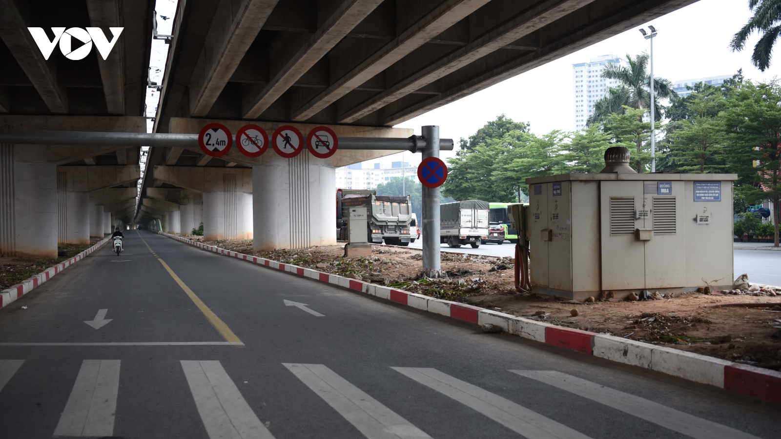 Cầu vòm sắt hồ Linh Đàm đã "sạch bóng" xe cộ dừng đỗ trái phép