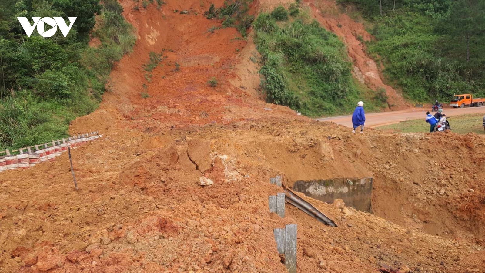 Thông xe tại điểm sạt lở trên đèo Lò Xo đường Hồ Chí Minh