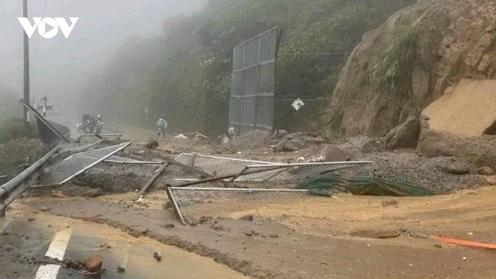 Đường đèo Hải Vân bị sạt lở, cấm phương tiện qua lại