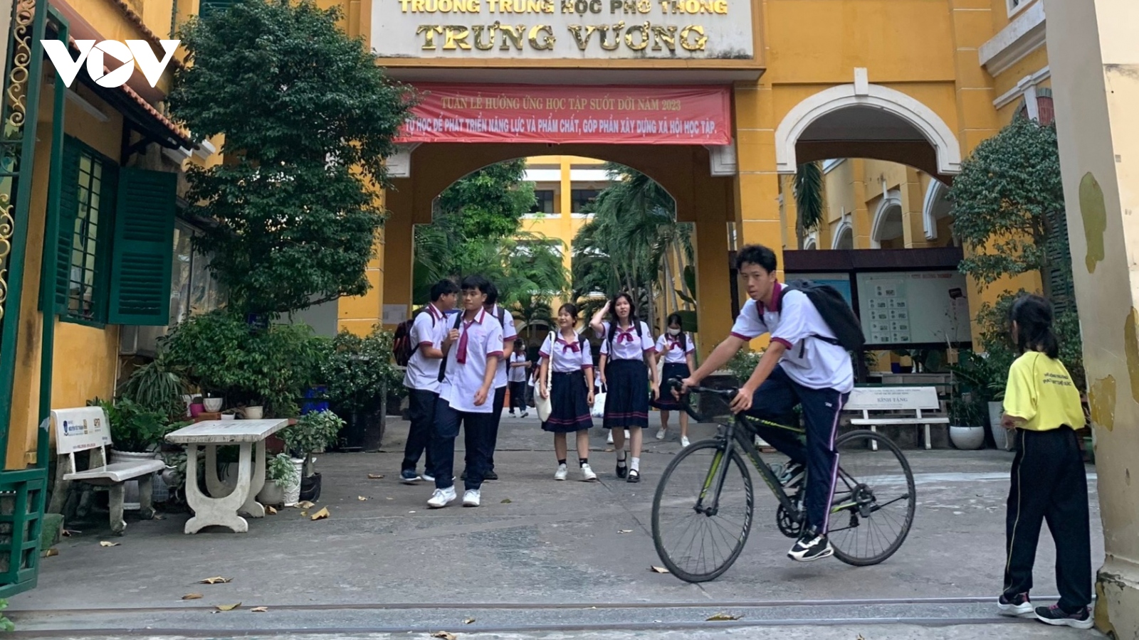 Trường xếp lịch học cuối tuần, phụ huynh, học sinh nói gì?