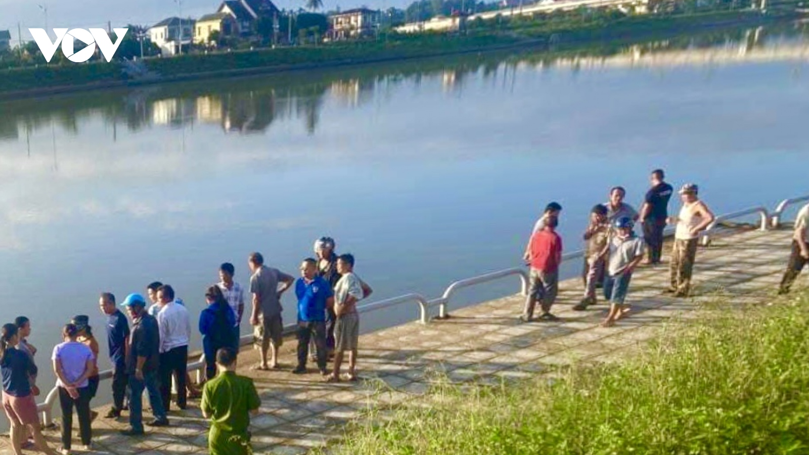 Để đôi dép và điện thoại trên bờ, nam thanh niên nhảy xuống sông Hiếu tự tử