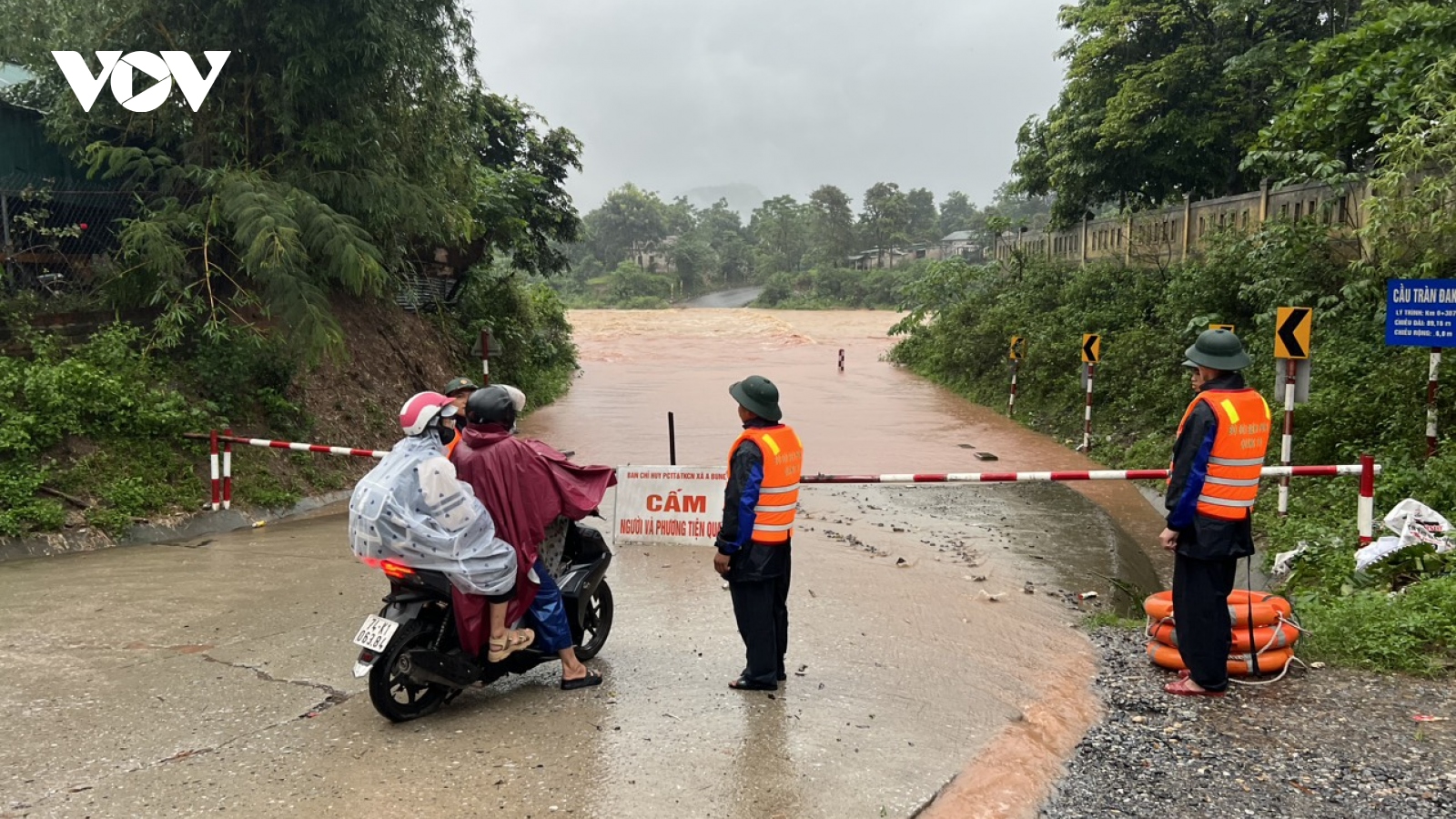 Khắc phục sạt lở ở huyện miền núi Đakrông (Quảng Trị)