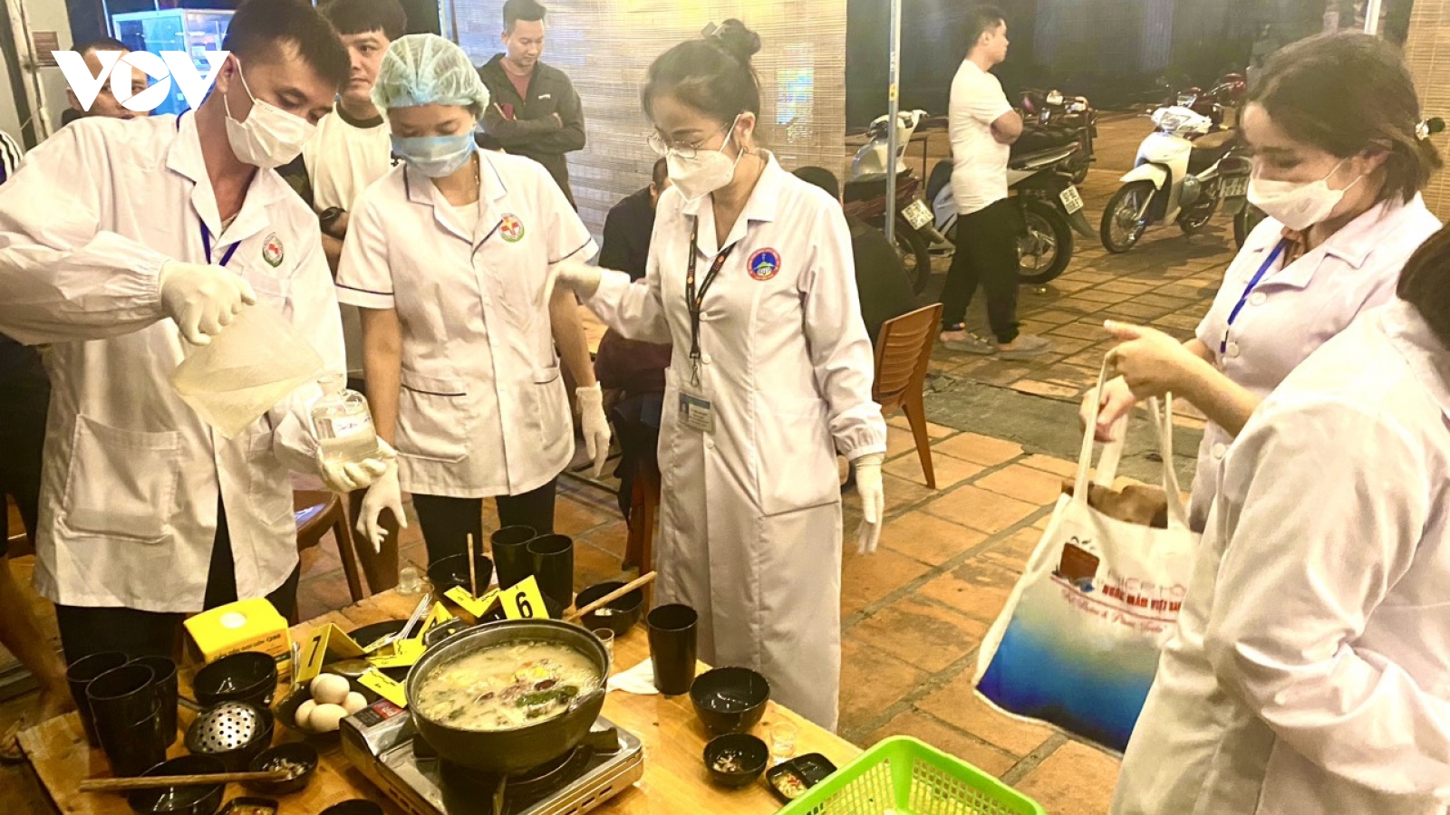 Rượu là nguyên nhân khiến 5 người ngộ độc sau bữa ăn tại quán vỉa hè ở Bắc Kạn