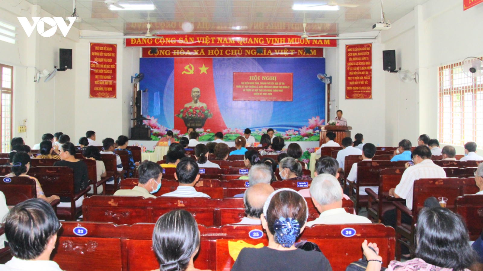 Nhiều đại biểu là giám đốc sở ở Bình Dương vắng khi tiếp xúc cử tri