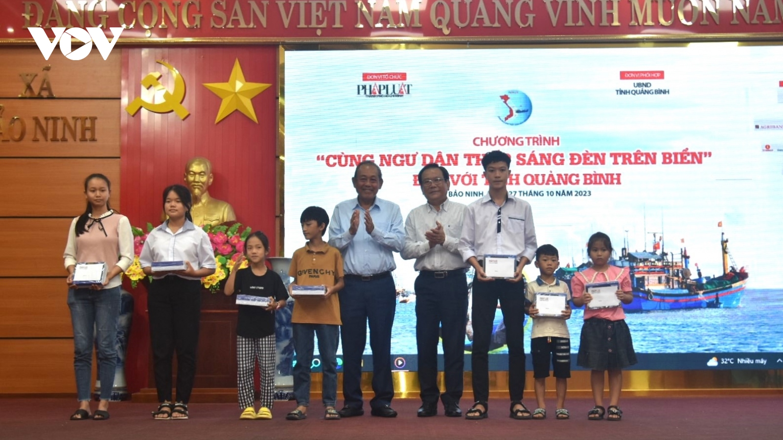 Chương trình “Cùng ngư dân thắp sáng đèn trên biển” chung tay gỡ thẻ vàng EC