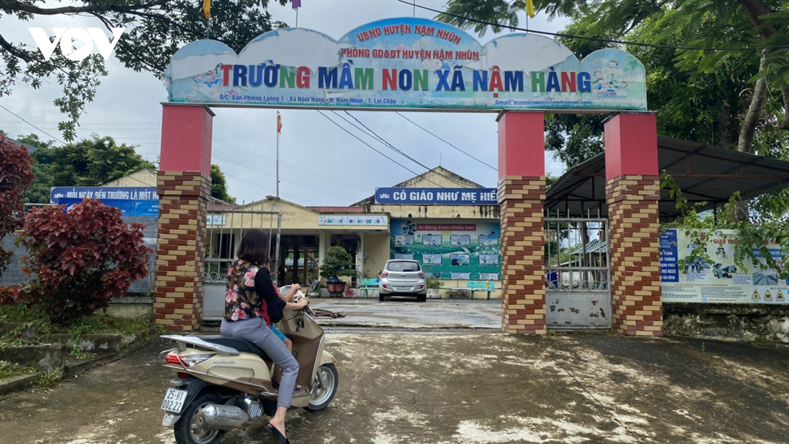 Khắc phục mọi khó khăn, thiếu thốn để huy động học sinh ra lớp