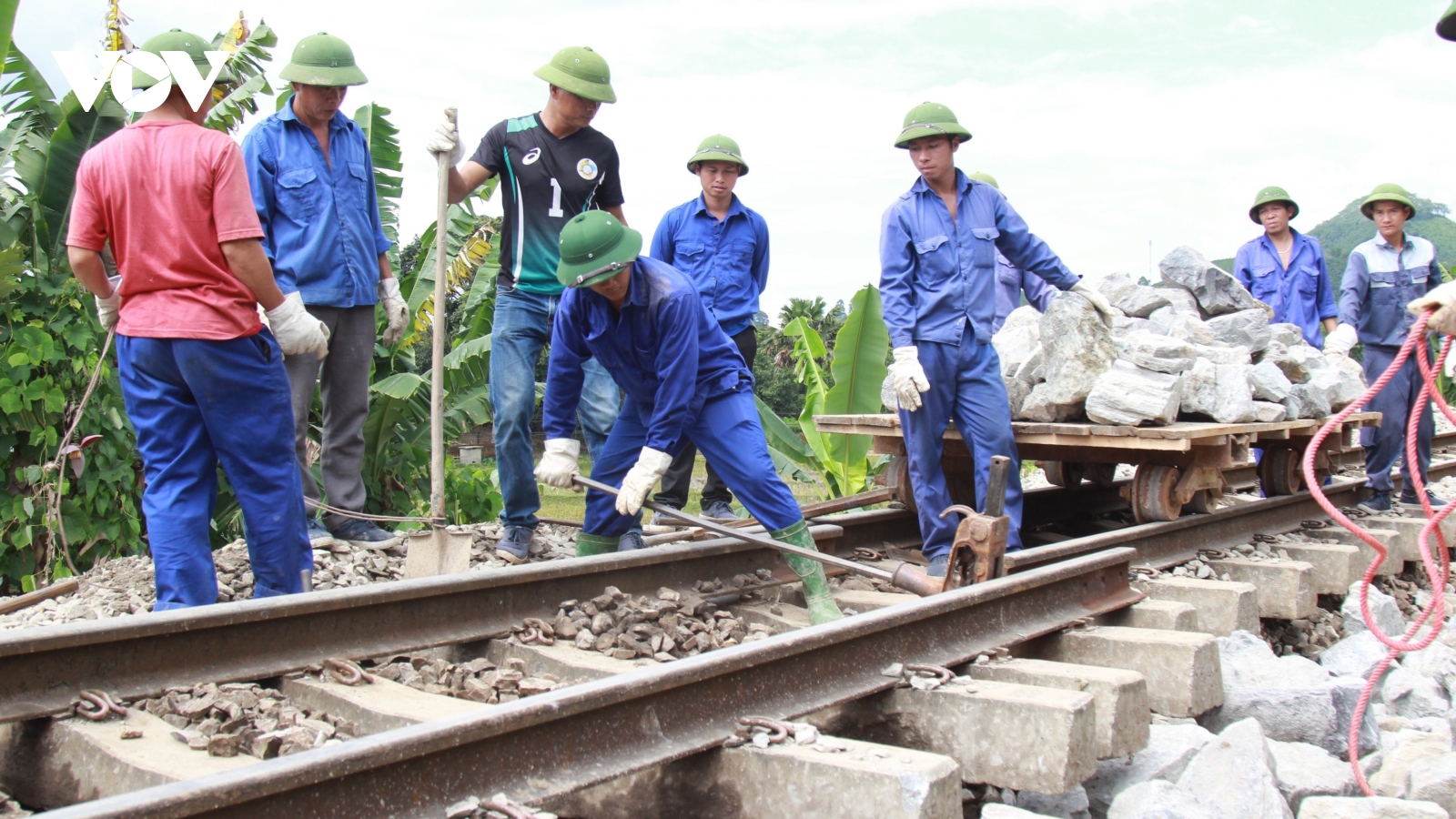 Thông tuyến đường sắt Hà Nội - Lào Cai sau 2 ngày tê liệt do sạt lở đất