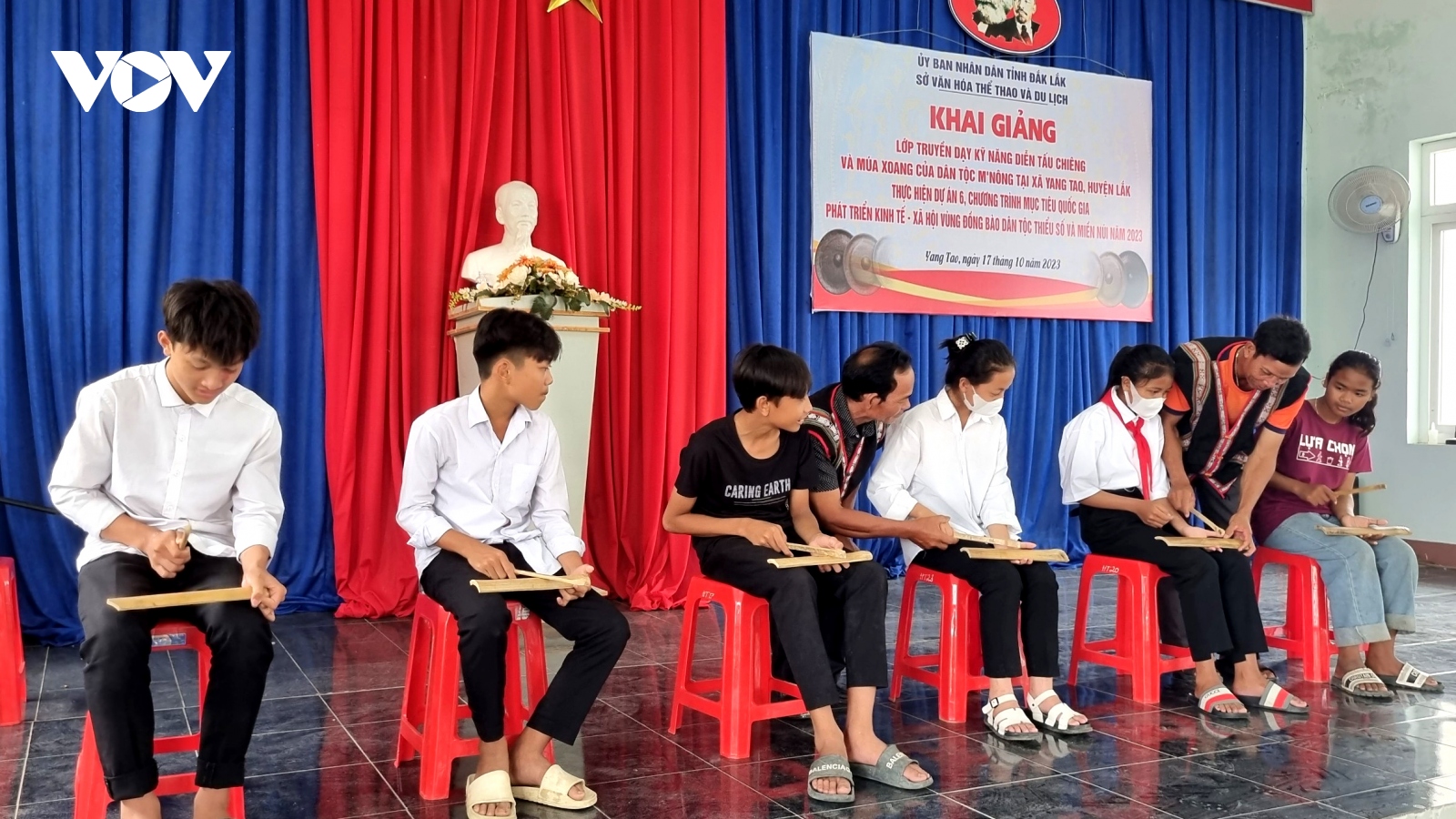 Truyền dạy kỹ năng diễn tấu chiêng và nhảy dân vũ các dân tộc thiểu số