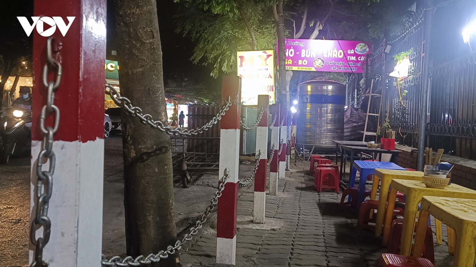 Hàng quán tháo xích vỉa hè, bày biện bàn ghế bán hàng bất chấp biển cấm