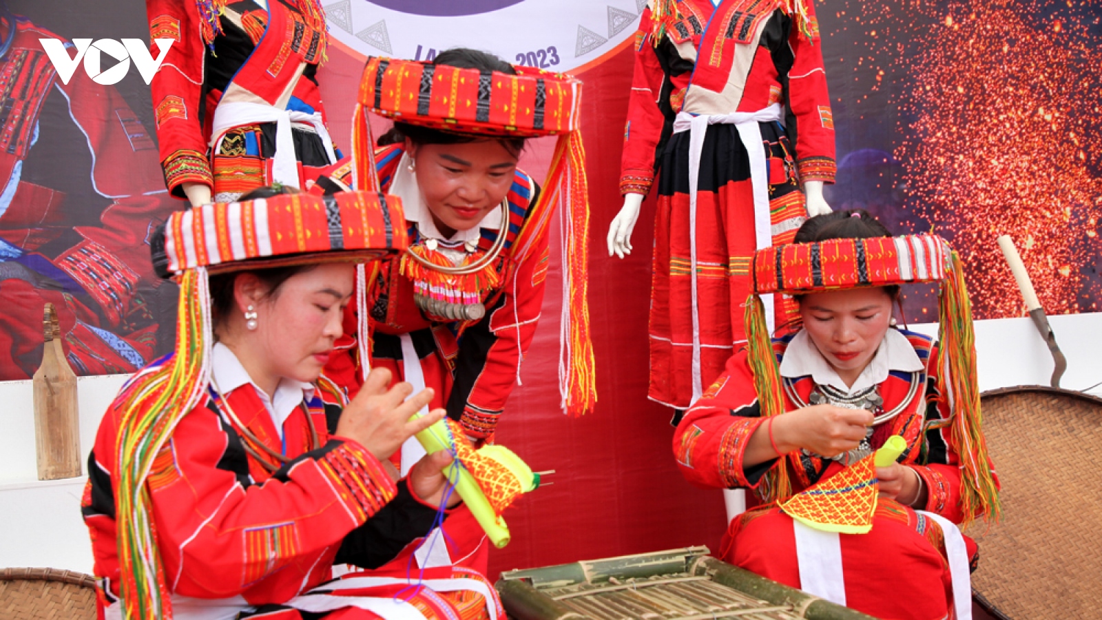 Nghệ thuật thủ công tinh xảo trên trang phục của phụ nữ Pà Thẻn