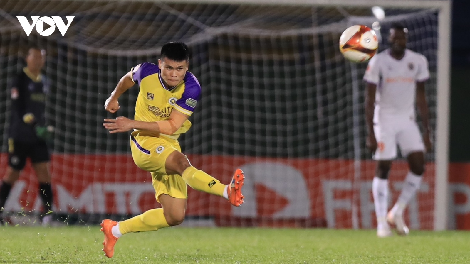 Khoảnh khắc Tuấn Hải hoá thành "David Beckham Việt Nam" ghi bàn từ giữa sân