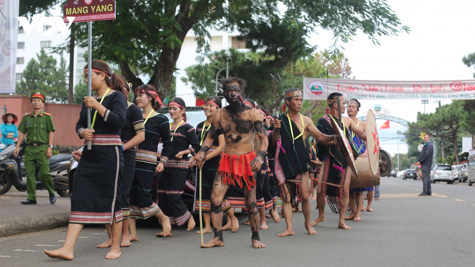 Hơn 1.000 nghệ nhân ở Tây Nguyên biểu diễn cồng chiêng ngoài phố