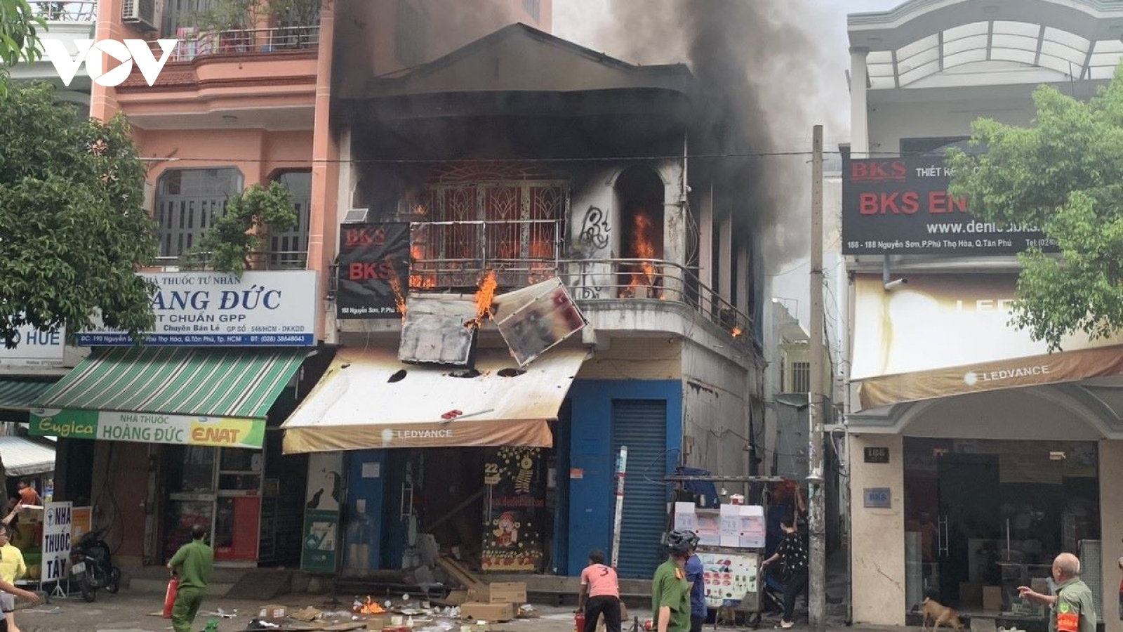 Căn nhà 2 tầng ở TP.HCM bốc cháy dữ dội giữa trưa