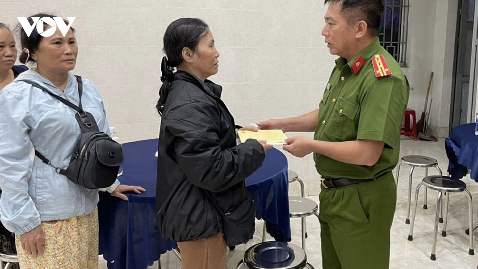 Công an Đà Nẵng thăm hỏi gia đình nhân viên bảo vệ ngân hàng bị đâm tử vong