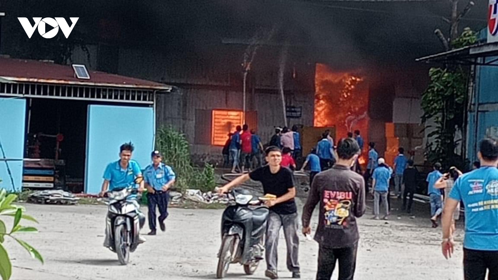 Công ty gỗ ở Bình Dương bốc cháy, công nhân hốt hoảng bỏ chạy