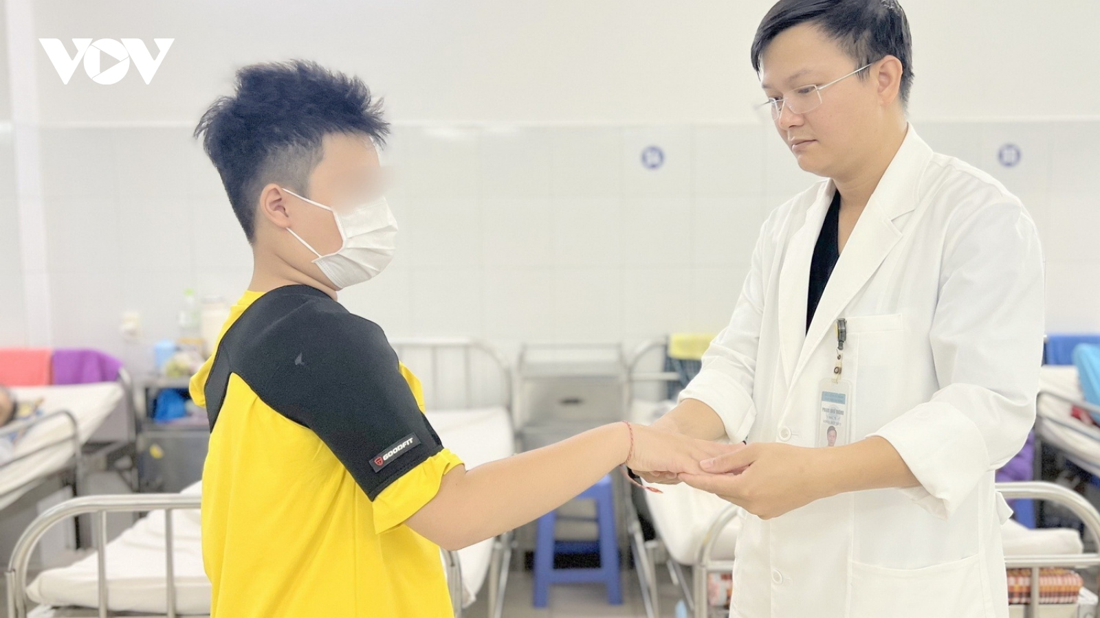 Bé trai 10 tuổi kêu đau đầu rồi đột quỵ não