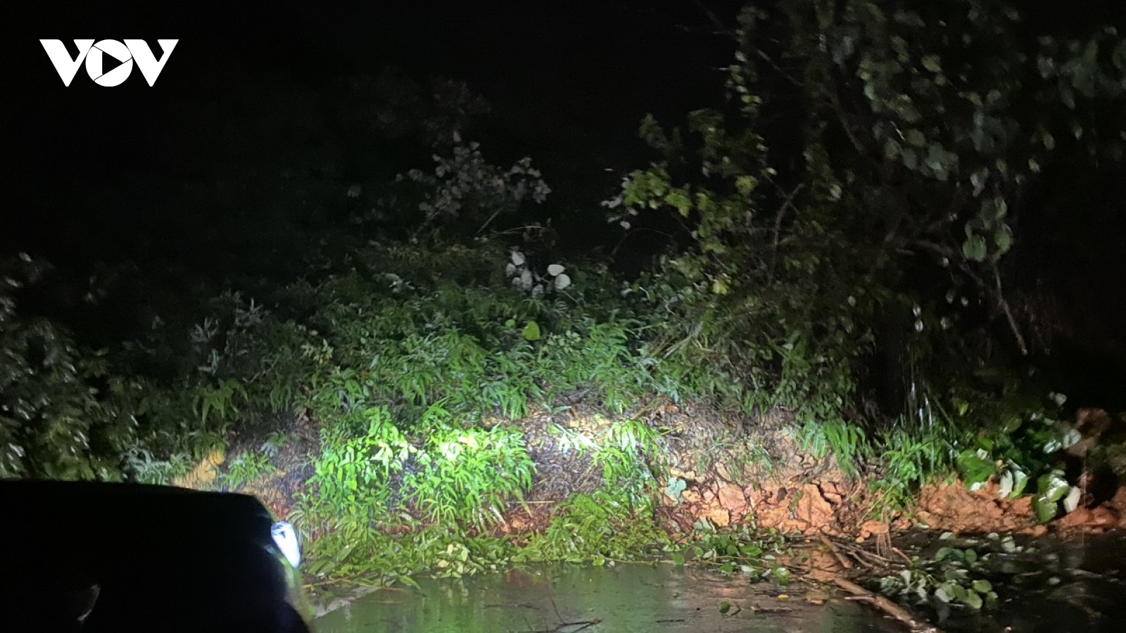 Đêm qua, sạt lở trên đường Hồ Chí Minh qua Quảng Nam gây ách tắc giao thông