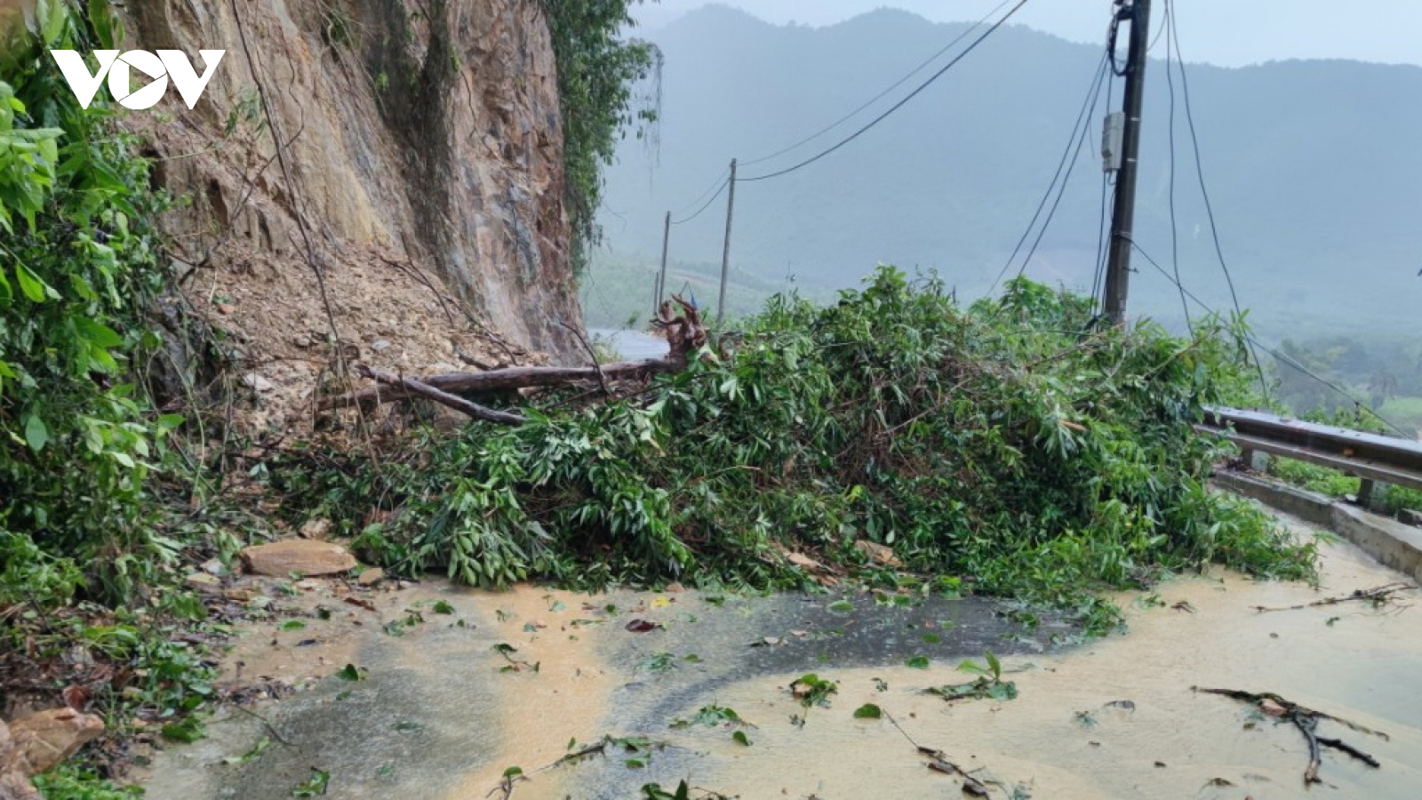 Đà Nẵng: Mưa lớn, Tỉnh lộ 601 bị sạt lở