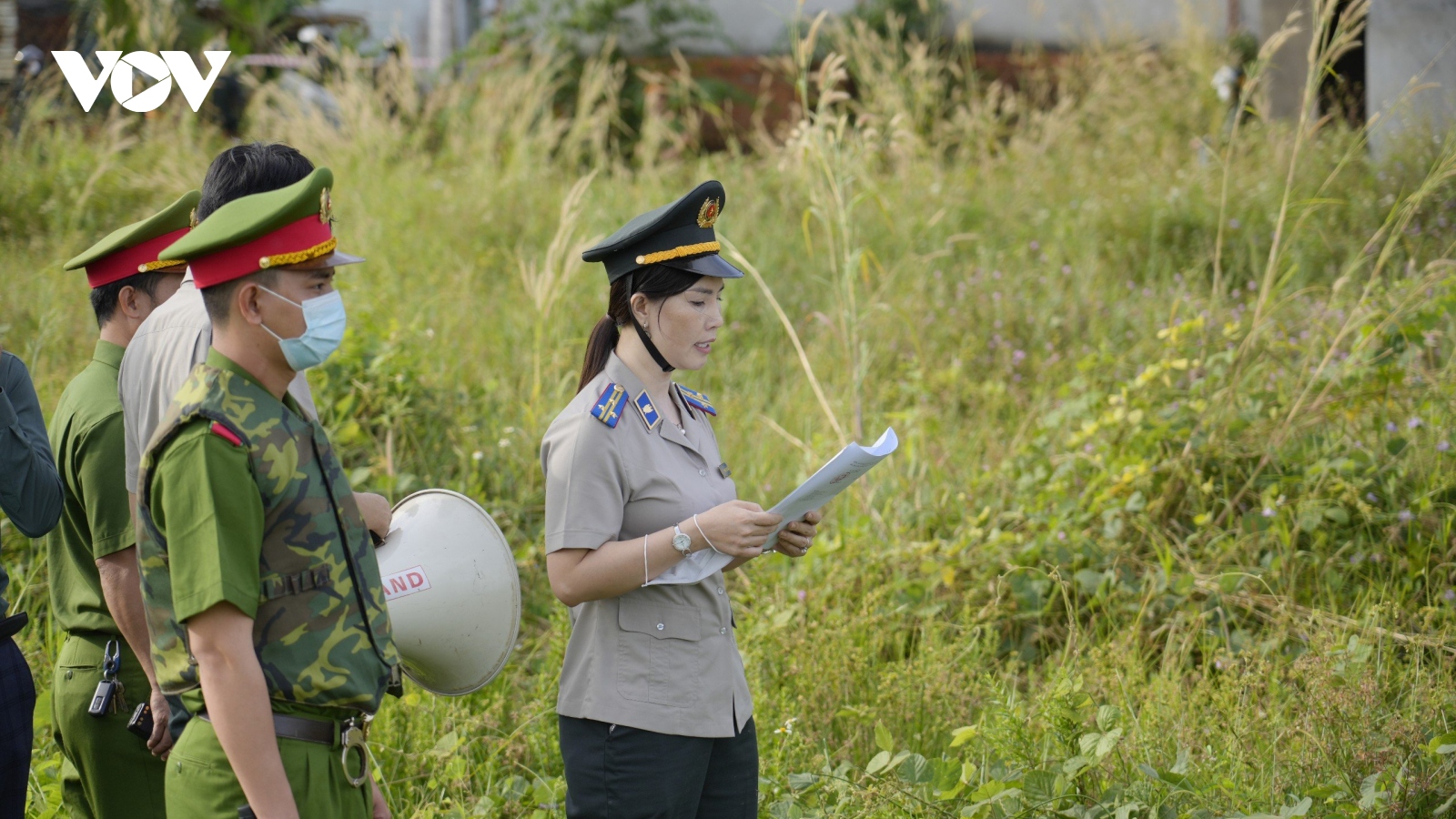 Cưỡng chế di dời 2 ngôi mộ mới phát hiện là mộ giả