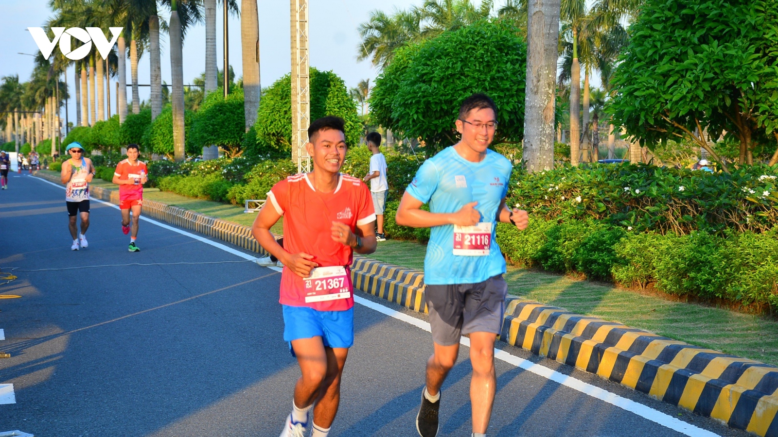 Hơn 2.000 người chạy marathon “Ngắm hoàng hôn bên sông Vàm Cỏ” ở Long An