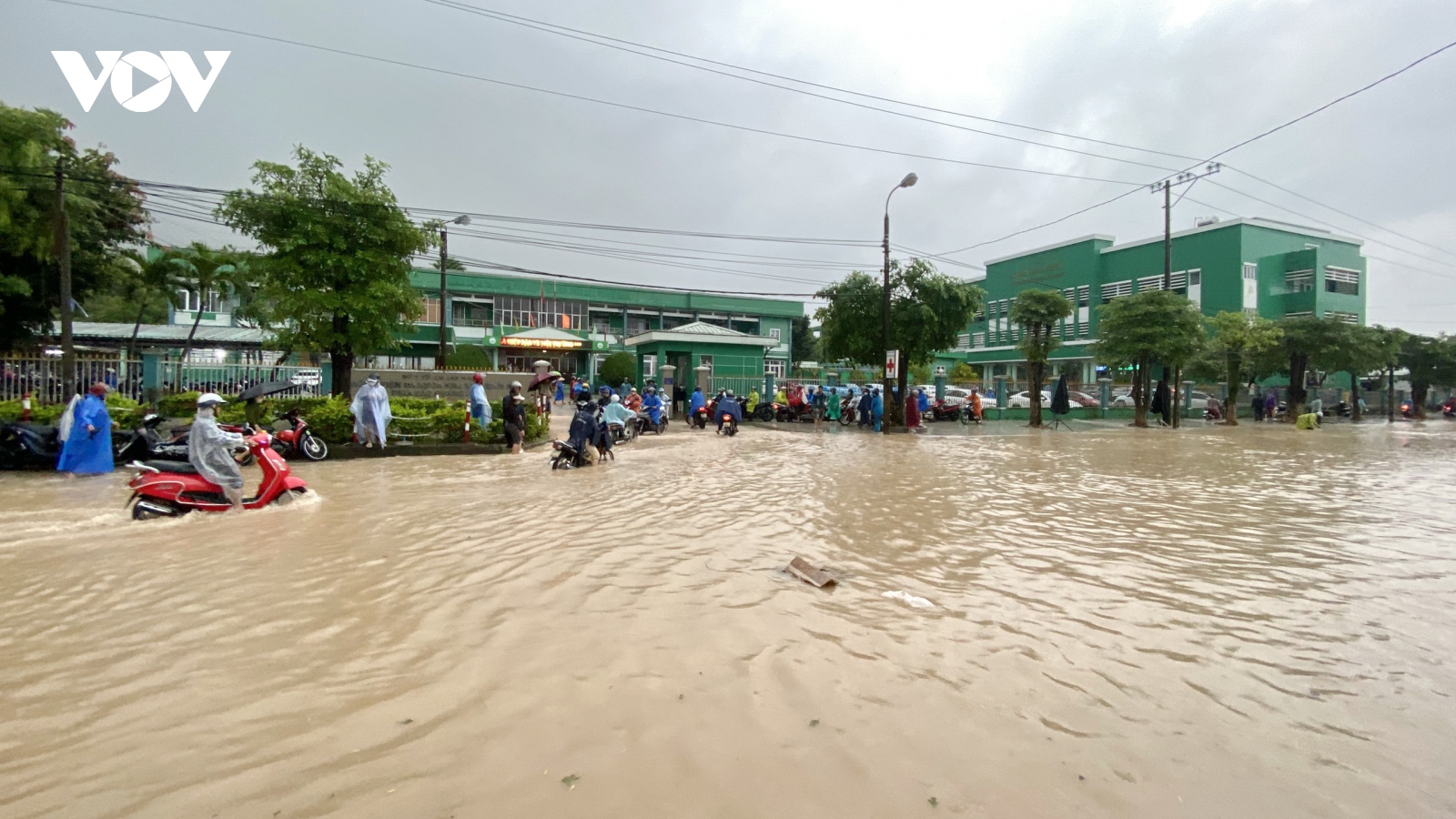 Mưa lớn, giao thông chia cắt vùng rốn lũ tỉnh Quảng Nam