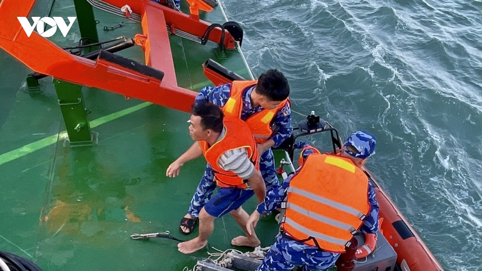 Tàu Cảnh sát biển đưa 14 ngư dân tàu cá Bình Định vào đất liền