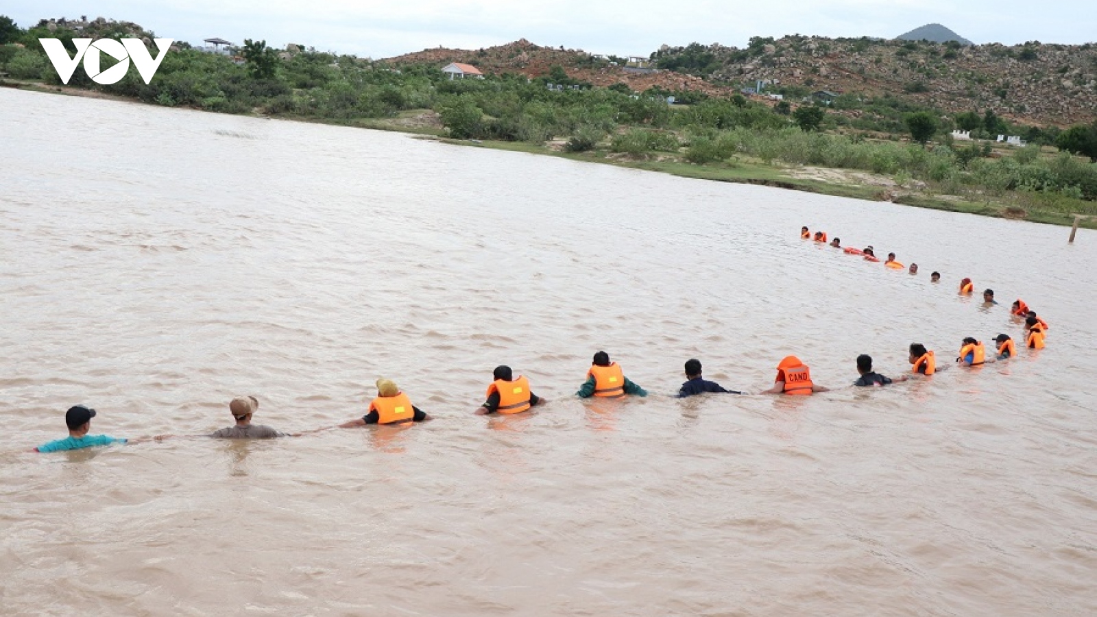Một học sinh mất tích nghi bị trượt chân xuống ao