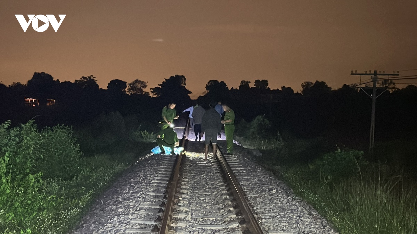 Nhậu trên đường ray, một người đàn ông bị tàu hoả tông tử vong