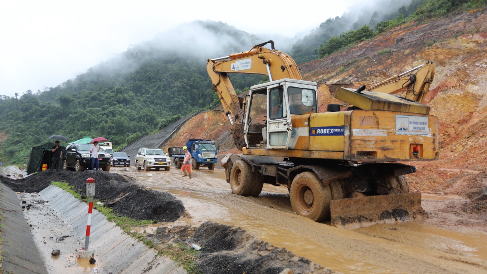 Đất đá tiếp tục sụt trượt trên tuyến cao tốc La Sơn - Túy Loan