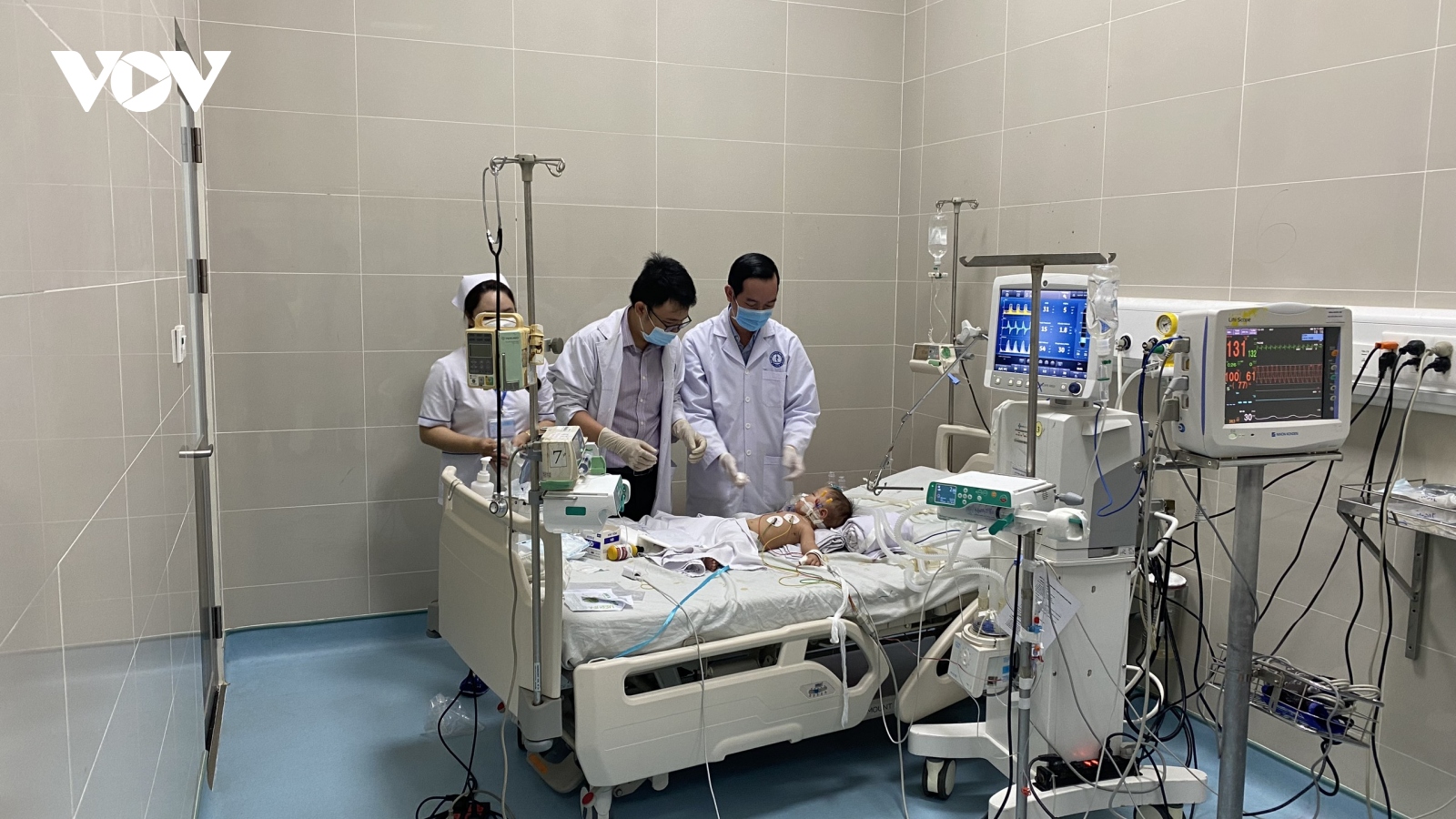 Cứu sống 2 ca bệnh sốt xuất huyết và tay chân miệng rất nguy kịch