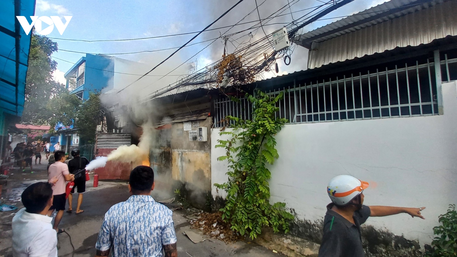 Cháy xưởng giấy ở TP.HCM, nhiều người hoảng loạn tháo chạy