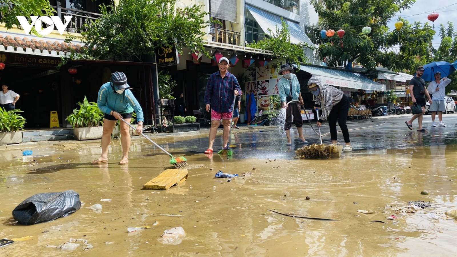 Lũ trên sông Hoài rút chậm, người dân Hội An dọn dẹp bùn đất
