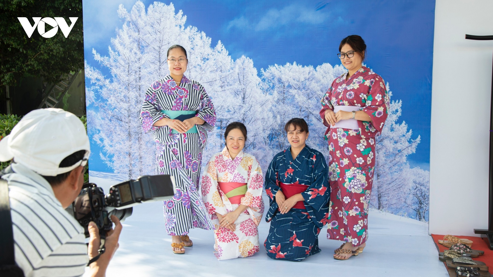 Du khách thích thú với không gian văn hoá Nhật Bản ở Hạ Long