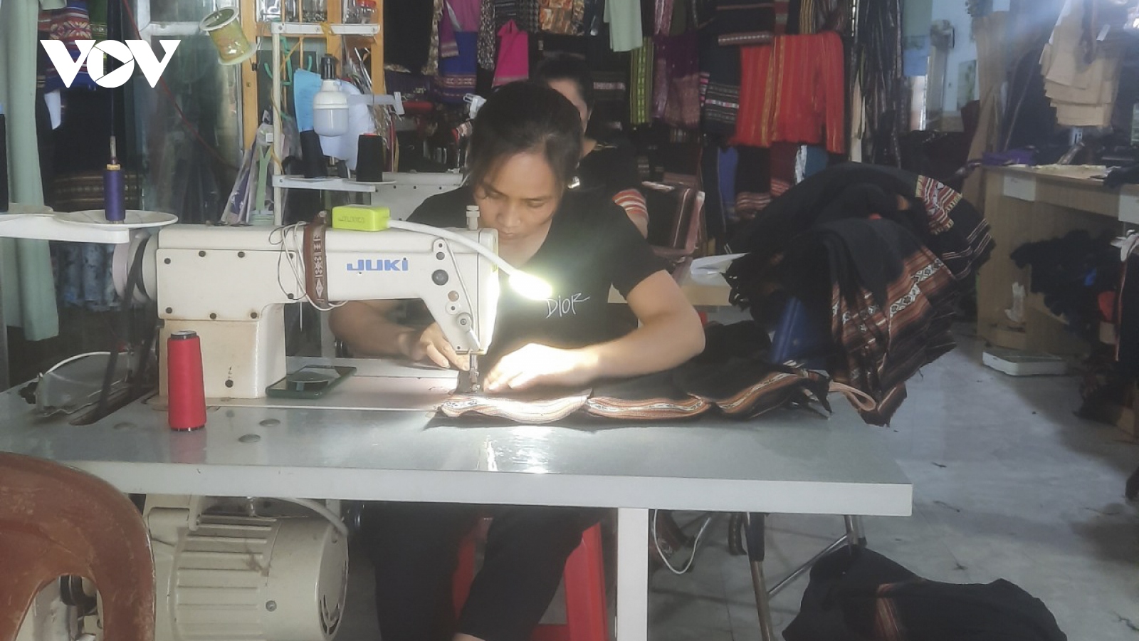 Sáng tạo để bảo tồn nghề dệt thổ cẩm ở Gia Lai