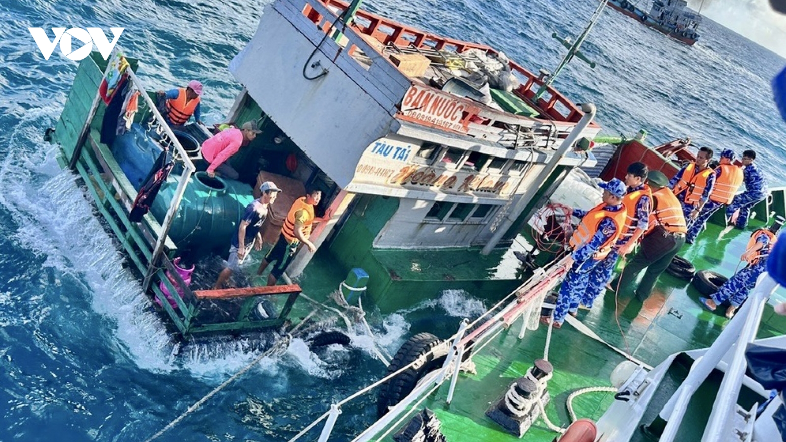 Cứu bé 3 tuổi cùng 5 thuyền viên trên tàu bị chìm ở vùng biển Côn Đảo