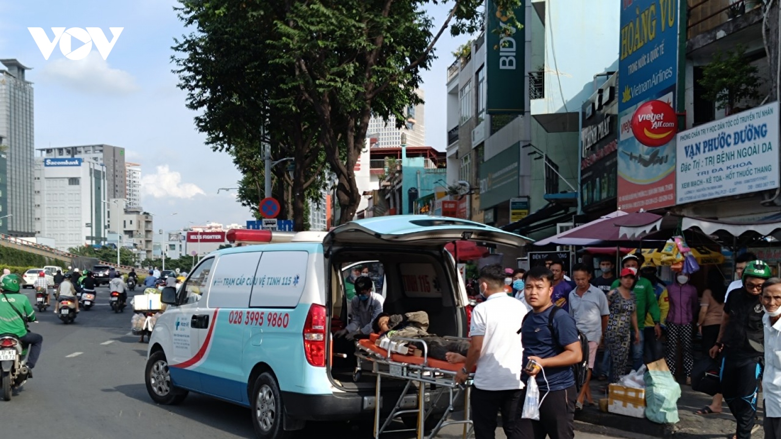 Dàn đèn công suất lớn tuột cáp rơi trúng công nhân đang sửa chữa