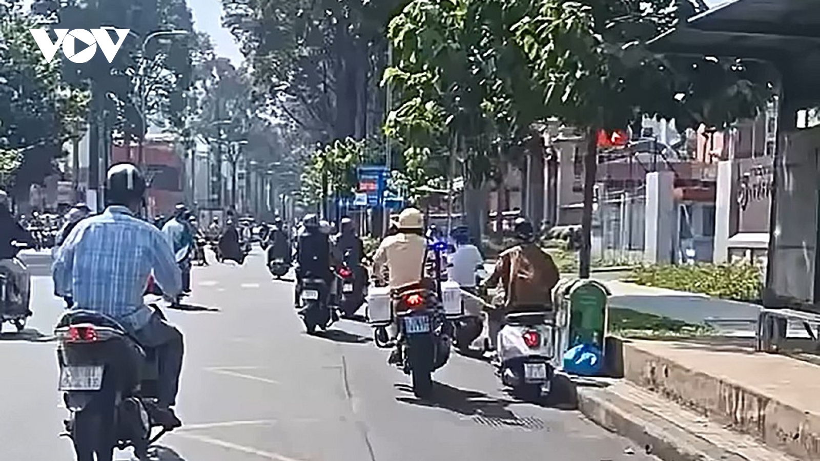 Tạm đình chỉ CSGT dùng chân đạp vào người vi phạm