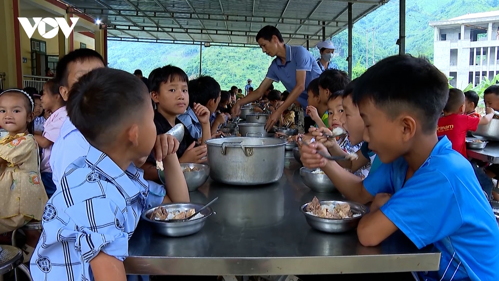 Chăm lo các điều kiện vật chất tinh thần cho học sinh vùng dân tộc thiểu số