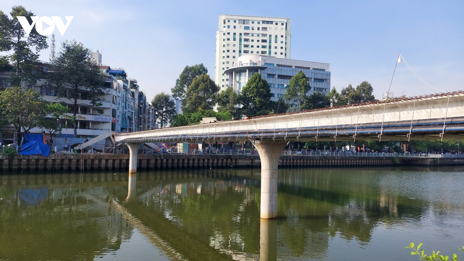 Cầu đi bộ đầu tiên nối Quận 1 và Quận Bình Thạnh chuẩn bị đưa vào sử dụng