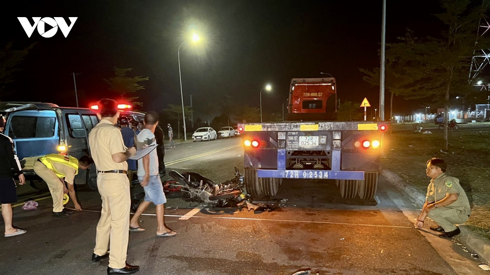 Tông vào đuôi xe container hai người thương vong