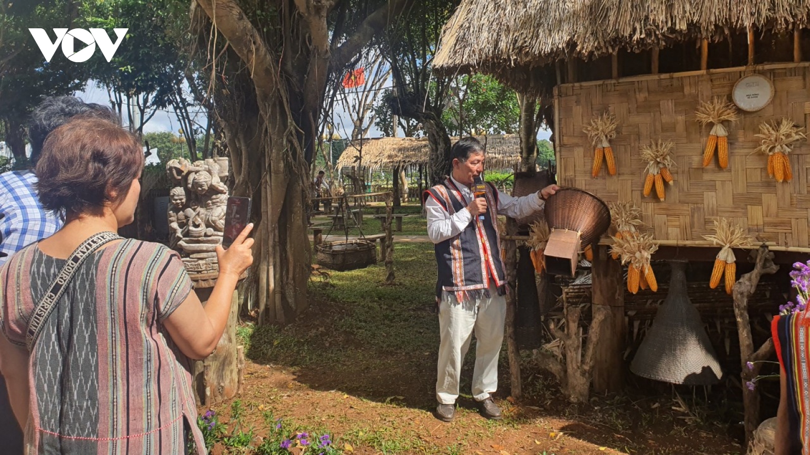 Trưng bày nhiều cổ vật đặc sắc tại "Thiên đường Tây Nguyên - Gia Lai"