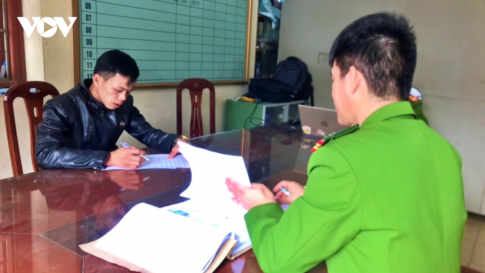 Khởi tố đối tượng mua giấy phép lái xe qua mạng xã hội