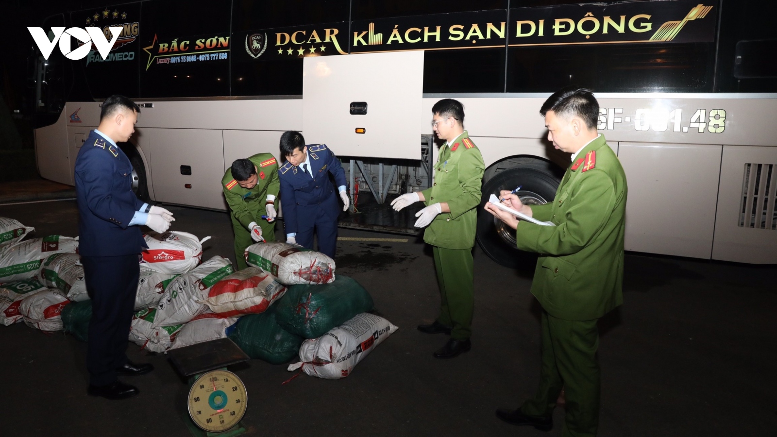 Hơn 800 kg mỡ động vật bốc mùi hôi thối đang tuồn ra thị trường