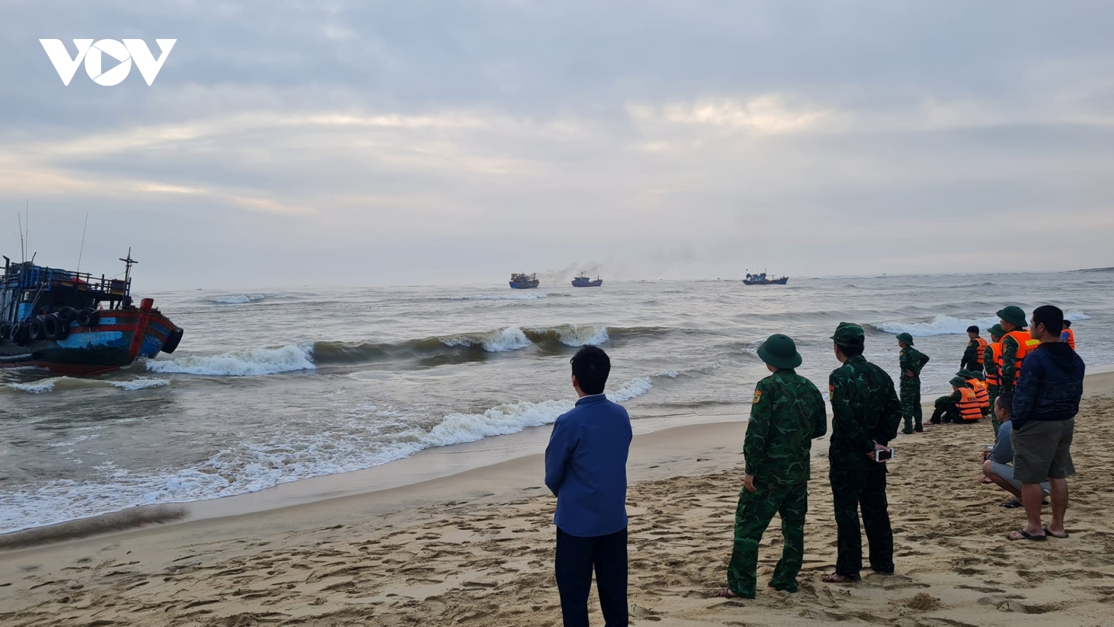 Quảng Bình: Cứu tàu cá mắc cạn tại cửa biển Nhật Lệ